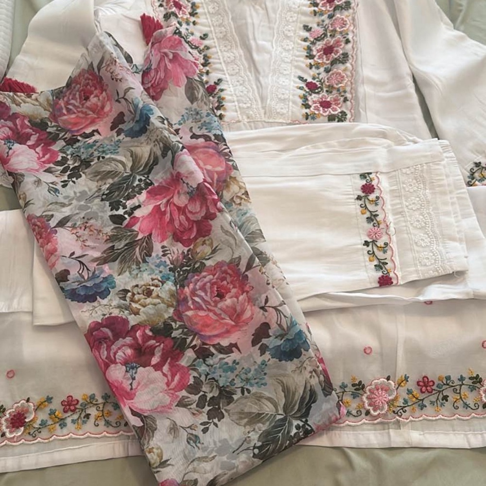 Floral Embroidered White Kurta with Scarf